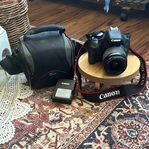 Canon EOS Digital Camera with Black Finish! Zoom lens! W/ charger and camera bag